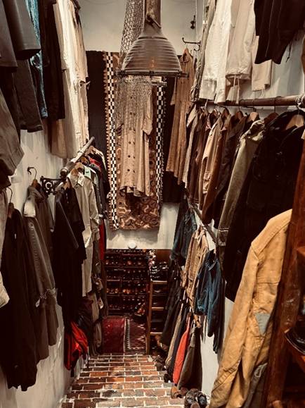 屋内, 服, テーブル, 部屋 が含まれている画像

AI 生成コンテンツは誤りを含む可能性があります。